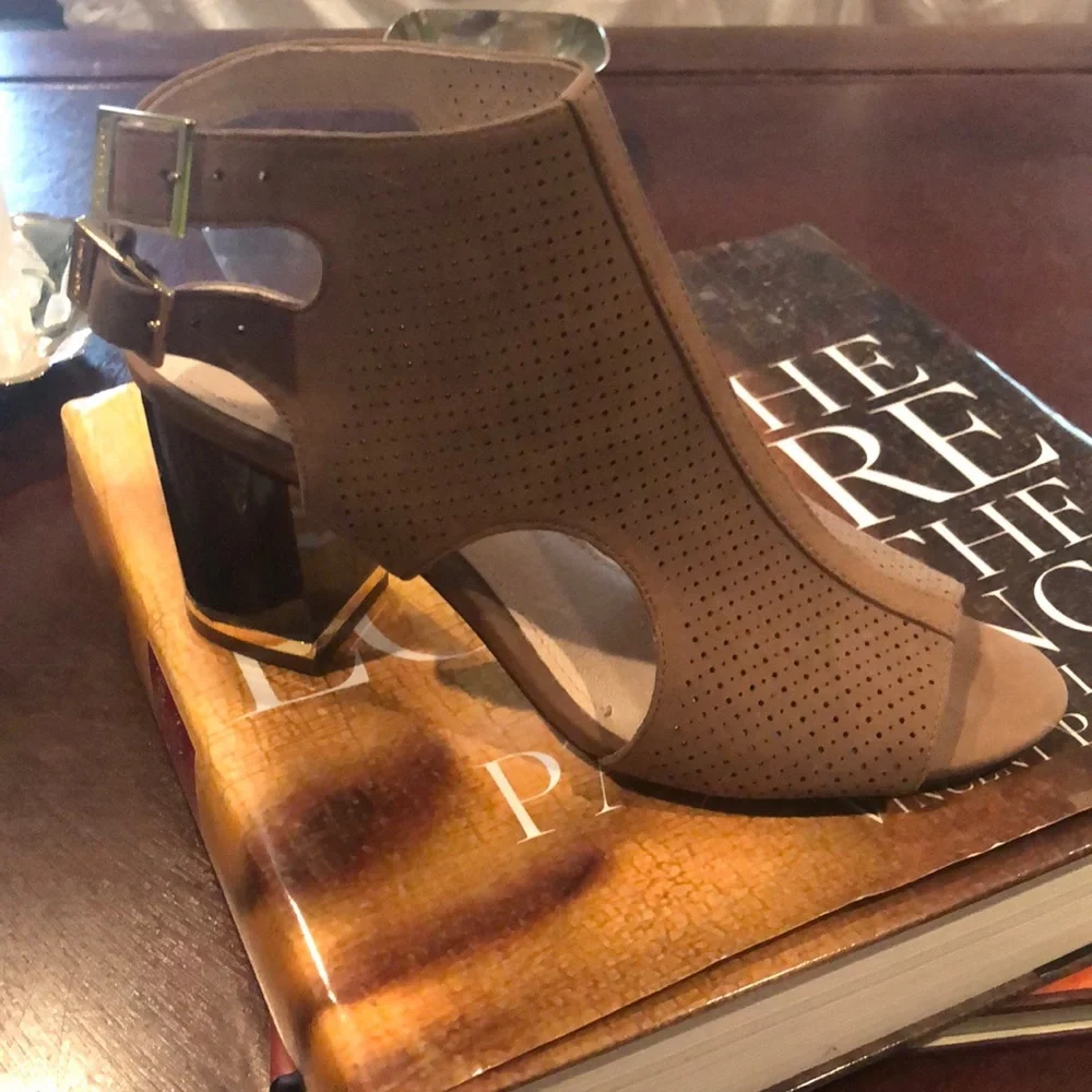 NWT TAN/TAUPE/LIGHT BROWN Louise et Cie Leather shootie/mule. Size 7M - Picture 1 of 6